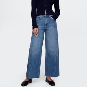 GAP High Rise Wide Leg  Stride Ankle Cropped Raw Hem Jeans size 30/10